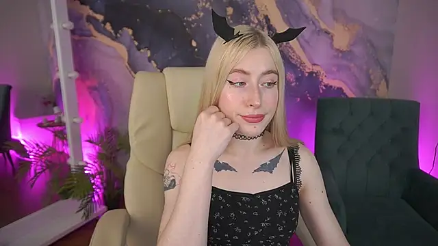 Snapshot of MelaniiePlay chatting on May 25, 1:17 pm MelaniiePlay online show from May 25, 1:17 pm