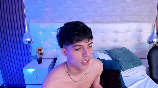 Snapshot of DamiaanXx chatting on May 9, 2:11 pm DamiaanXx online show from May 9, 2:11 pm