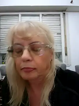 Snapshot of MatureElegantWidow chatting on April 11, 11:09 pm MatureElegantWidow online show from April 11, 11:09 pm