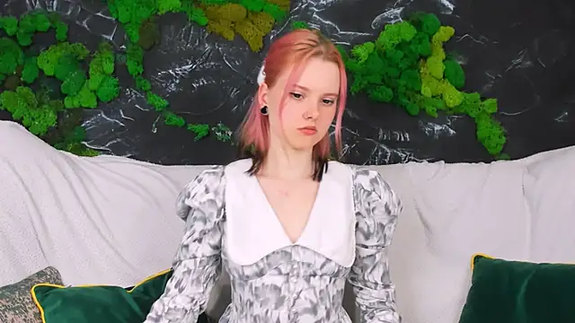 Snapshot of Lina_Veyra chatting on April 7, 12:49 pm Lina Veyra online show from April 7, 12:49 pm