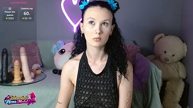 Snapshot of Bea_doll chatting on June 18, 2:56 am Bea doll online show from June 18, 2:56 am
