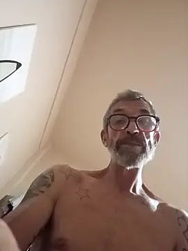 Snapshot of chris-sbh11 chatting on May 6, 3:46 am chris-sbh11 online show from May 6, 3:46 am