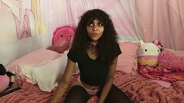 Snapshot of mia_hart chatting on June 21, 7:33 am mia hart online show from June 21, 7:33 am