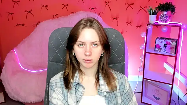 Snapshot of MeganClapp chatting on May 9, 5:12 am MeganClapp online show from May 9, 5:12 am
