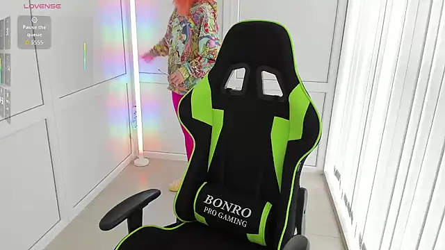 Snapshot of NightLeaf chatting on April 6, 1:34 pm NightLeaf online show from April 6, 1:34 pm