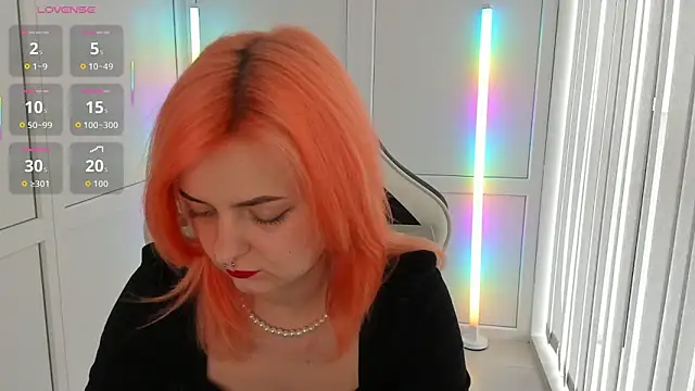 Snapshot of NightLeaf chatting on April 10, 1:16 pm NightLeaf online show from April 10, 1:16 pm