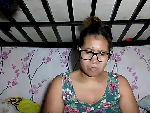 Snapshot of _SweetSmile chatting on April 15, 2:35 pm SweetSmile online show from April 15, 2:35 pm