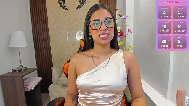 Snapshot of Atiena_ chatting on June 19, 7:50 pm Atiena online show from June 19, 7:50 pm