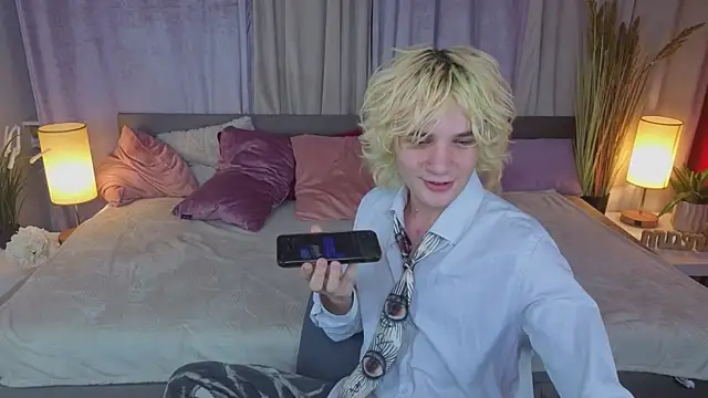 JameMilann online show from May 12, 8:28 pm