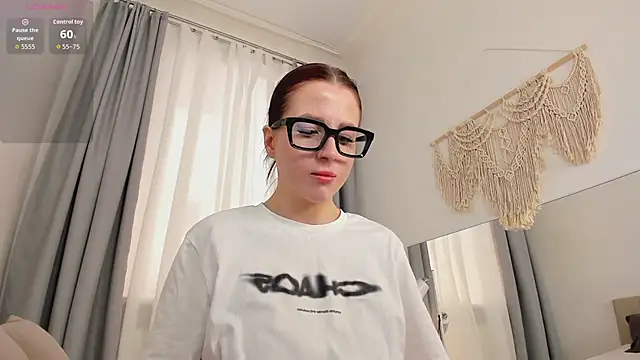 Snapshot of Sonya_Miler chatting on May 12, 5:37 am Sonya Miler online show from May 12, 5:37 am