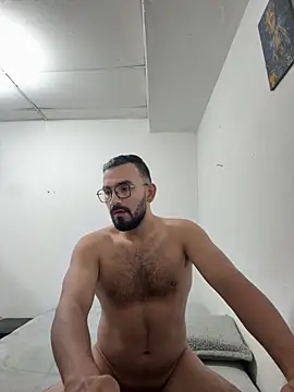 Snapshot of big_bearman chatting on April 28, 2:21 am big bearman online show from April 28, 2:21 am