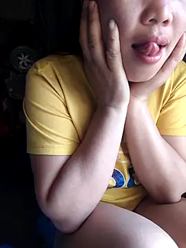 Snapshot of __Amanda__ chatting on April 12, 1:21 am Amanda online show from April 12, 1:21 am