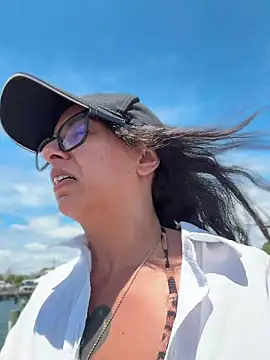Snapshot of Controllercutie chatting on April 18, 5:39 pm Controllercutie online show from April 18, 5:39 pm