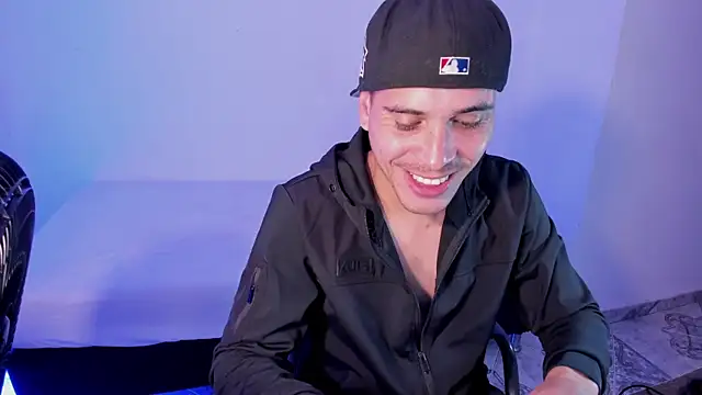 Snapshot of Axel__fierro chatting on April 26, 8:17 pm Axel fierro online show from April 26, 8:17 pm