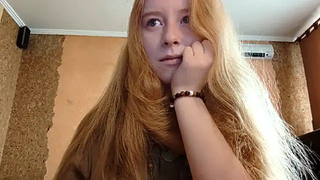 Snapshot of KateVibe_01 chatting on April 18, 10:54 pm KateVibe 01 online show from April 18, 10:54 pm