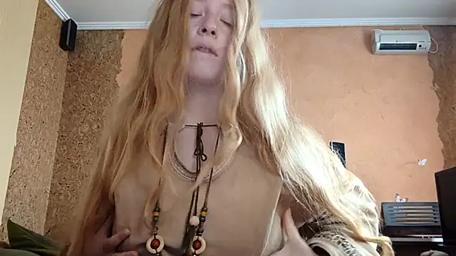 Snapshot of KateVibe_01 chatting on April 28, 11:21 pm KateVibe 01 online show from April 28, 11:21 pm