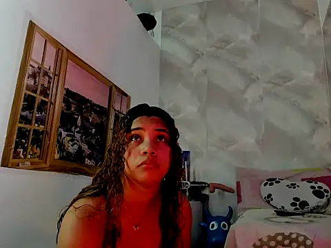 Snapshot of EllyBloom chatting on April 13, 1:49 pm EllyBloom online show from April 13, 1:49 pm