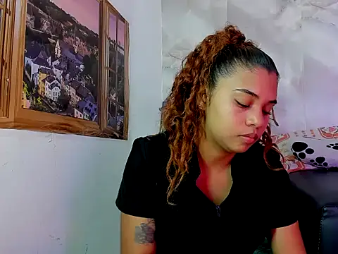 Snapshot of EllyBloom chatting on April 19, 1:43 pm EllyBloom online show from April 19, 1:43 pm