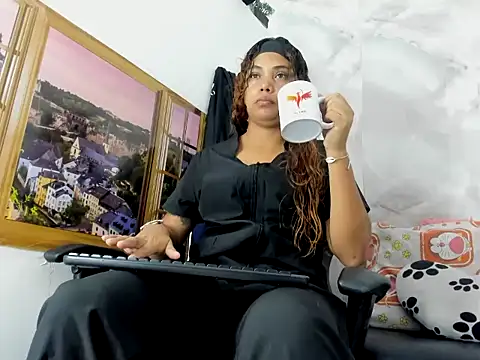 Snapshot of EllyBloom chatting on May 8, 1:38 pm EllyBloom online show from May 8, 1:38 pm
