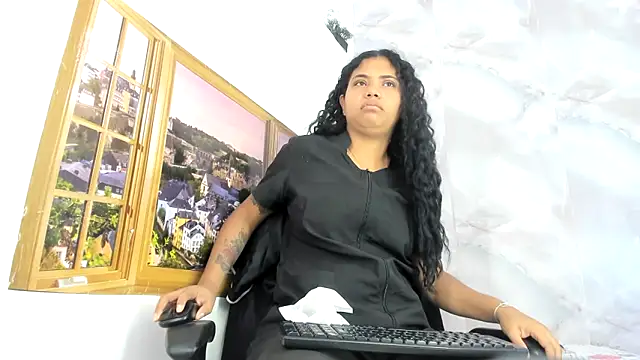 Snapshot of EllyBloom chatting on June 19, 1:37 pm EllyBloom online show from June 19, 1:37 pm