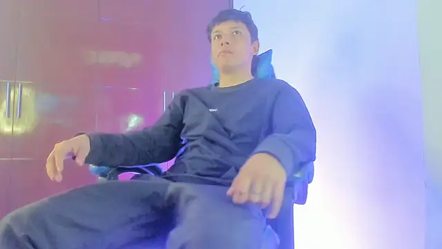 Snapshot of Lil_Yei chatting on April 6, 8:21 pm Lil Yei online show from April 6, 8:21 pm