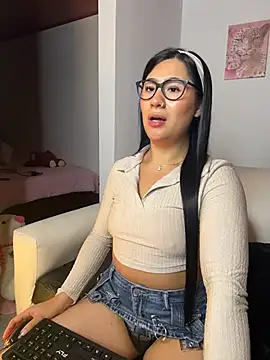 Snapshot of EvelynLeen_ chatting on April 7, 11:43 am EvelynLeen online show from April 7, 11:43 am