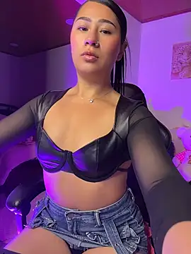 Snapshot of EvelynLeen_ chatting on April 13, 11:16 am EvelynLeen online show from April 13, 11:16 am
