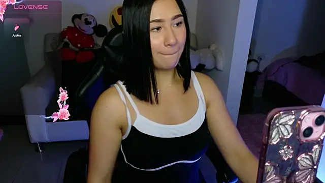 Snapshot of EvelynLeen_ chatting on May 1, 8:02 pm EvelynLeen online show from May 1, 8:02 pm