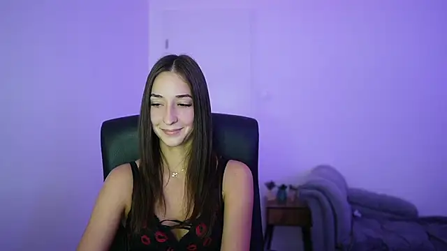 Snapshot of Crystalbrunette18 chatting on June 21, 6:10 pm Crystalbrunette18 online show from June 21, 6:10 pm