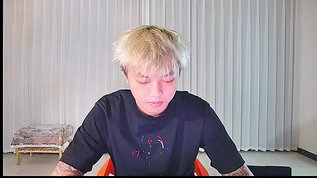 Snapshot of Zhuguli-001 chatting on April 8, 4:56 am Zhuguli-001 online show from April 8, 4:56 am