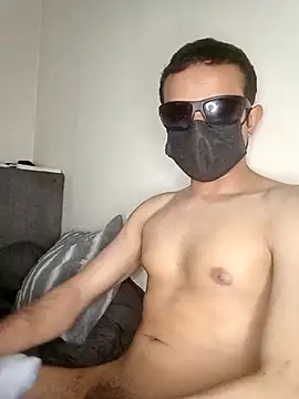 LuisLatinboyy online show from April 5, 8:39 pm