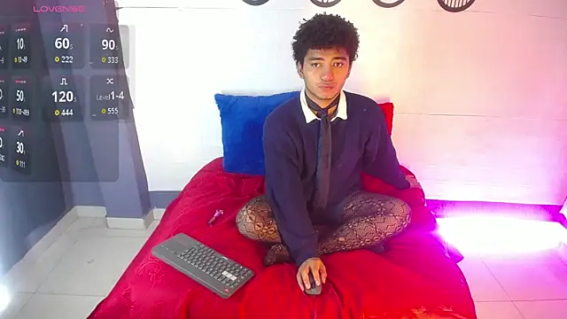 Snapshot of felipecams chatting on May 11, 12:49 am felipecams online show from May 11, 12:49 am