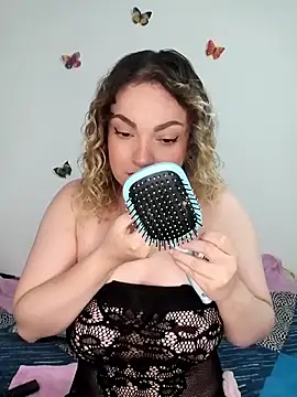 Snapshot of honey_hornie chatting on April 24, 6:21 pm honey hornie online show from April 24, 6:21 pm