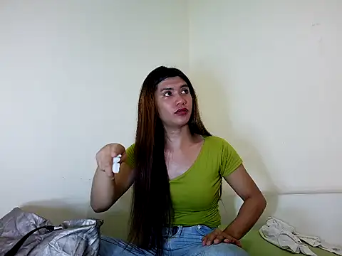 Snapshot of luna_veille chatting on April 6, 6:47 am luna veille online show from April 6, 6:47 am