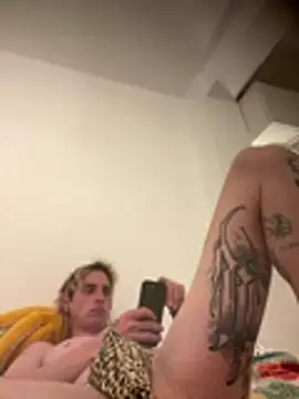 Snapshot of lucasdeexxx chatting on April 6, 9:05 pm lucasdeexxx online show from April 6, 9:05 pm