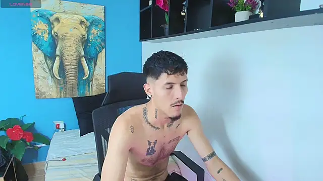 Snapshot of ALEXXXTREM69 chatting on May 1, 12:26 am ALEXXXTREM69 online show from May 1, 12:26 am