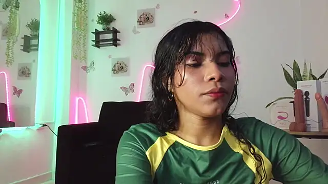 Daviana hill  online show from April 17, 5:27 pm