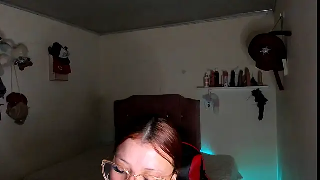 Snapshot of Alyn__miller chatting on May 21, 1:40 pm Alyn miller online show from May 21, 1:40 pm