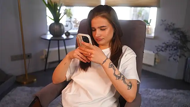 Snapshot of LourieLinsey chatting on April 8, 12:27 pm LourieLinsey online show from April 8, 12:27 pm