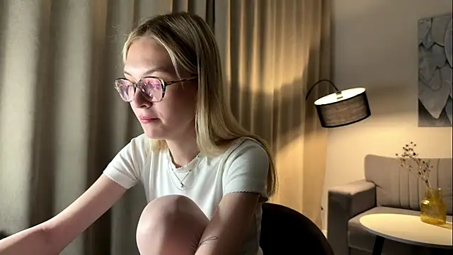 Snapshot of EvelineMolima chatting on April 8, 7:03 pm EvelineMolima online show from April 8, 7:03 pm