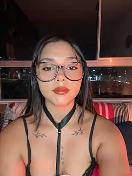 Snapshot of Pocajontas25 chatting on April 13, 2:28 am Pocajontas25 online show from April 13, 2:28 am