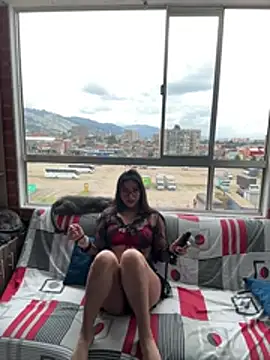 Snapshot of Pocajontas25 chatting on April 13, 4:45 pm Pocajontas25 online show from April 13, 4:45 pm