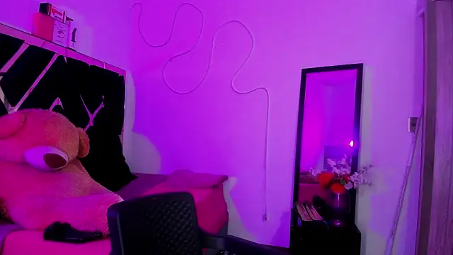 Snapshot of evelott_allenx chatting on June 22, 10:51 pm evelott allenx online show from June 22, 10:51 pm
