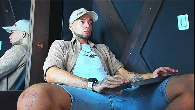 Snapshot of Daniel_huge22 chatting on April 20, 1:47 pm Daniel huge22 online show from April 20, 1:47 pm