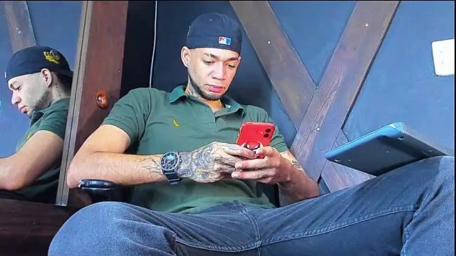 Snapshot of Daniel_huge22 chatting on May 8, 1:49 pm Daniel huge22 online show from May 8, 1:49 pm