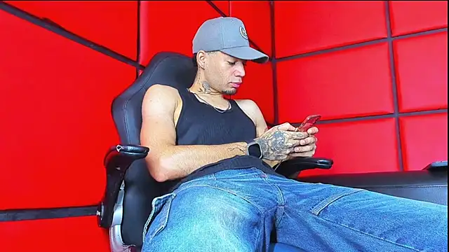 Snapshot of Daniel_huge22 chatting on May 13, 1:52 pm Daniel huge22 online show from May 13, 1:52 pm