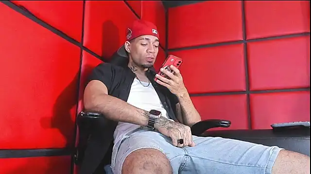 Snapshot of Daniel_huge22 chatting on May 20, 3:29 pm Daniel huge22 online show from May 20, 3:29 pm