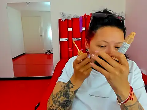Snapshot of scarlett_red_1 chatting on May 20, 4:13 pm scarlett red 1 online show from May 20, 4:13 pm