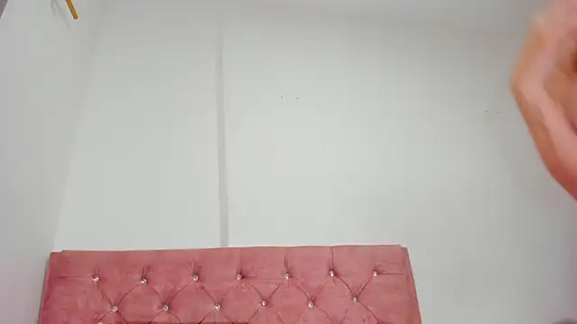 Snapshot of valery_adams_13 chatting on June 25, 10:42 am valery adams 13 online show from June 25, 10:42 am