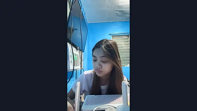 Snapshot of DestinyPharel chatting on April 9, 6:19 am DestinyPharel online show from April 9, 6:19 am